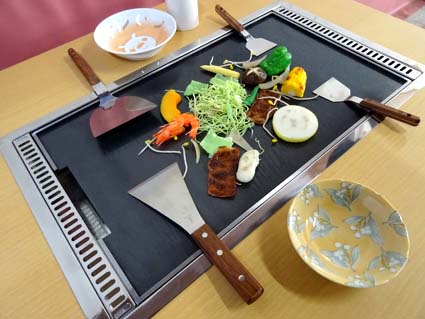 画像: もんじゃ焼きテーブル 白木柄　2本足長　在庫はあります